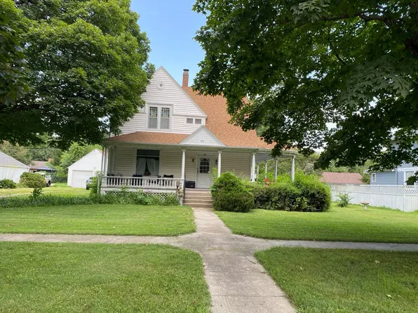 704 Shawnee St, Hiawatha, KS 66434