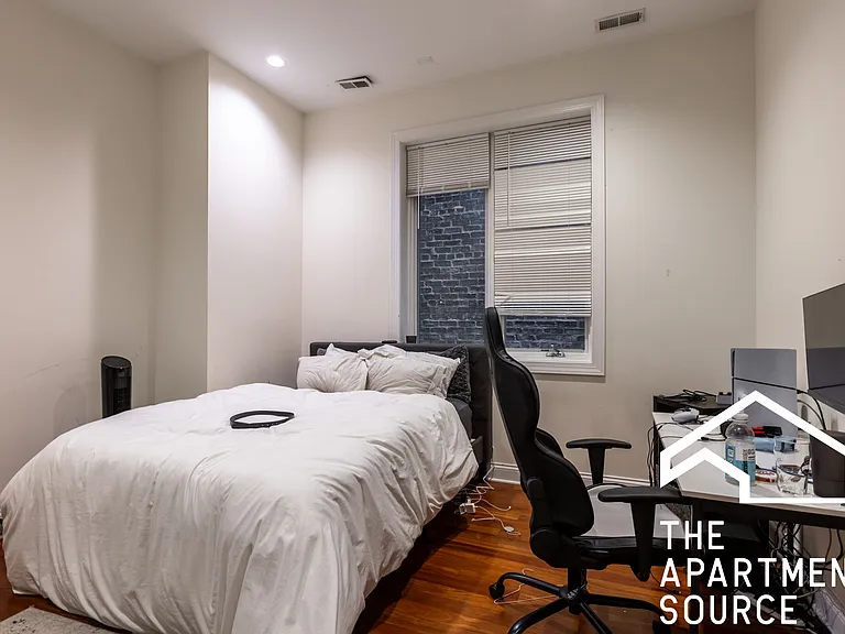 1354 W Augusta Blvd #201 — Photo 9