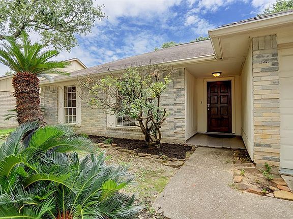 One story home in the wonderful neighborhood of Bridgestone West, close to everything!