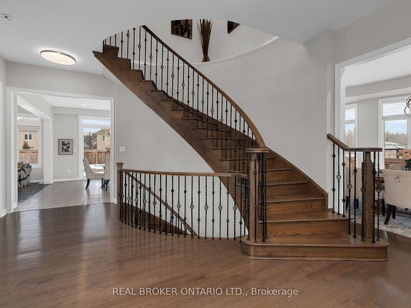 4th image of 56 Redmond Cres