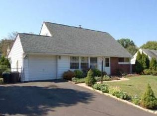 49 Quickset Rd, Levittown, PA 19057