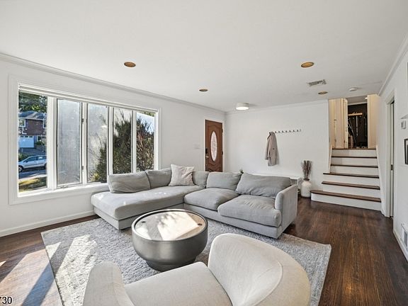 4th image of 63 Hemlock Rd