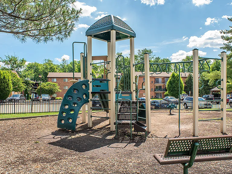 The Manor/The Manor East Apartments — Photo 21