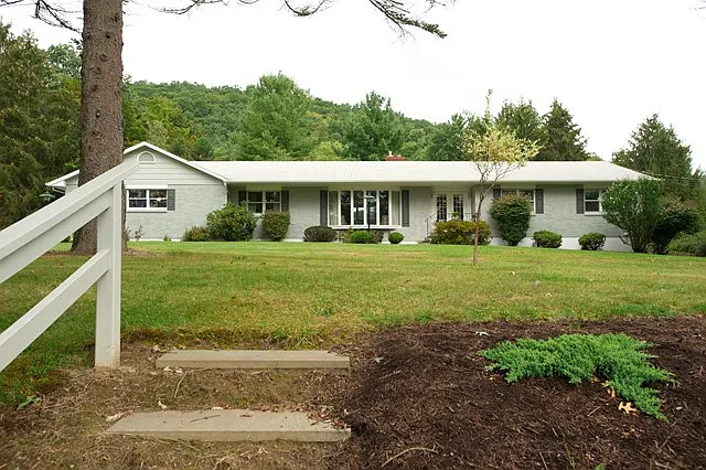 916 Fassett Rd photo 1