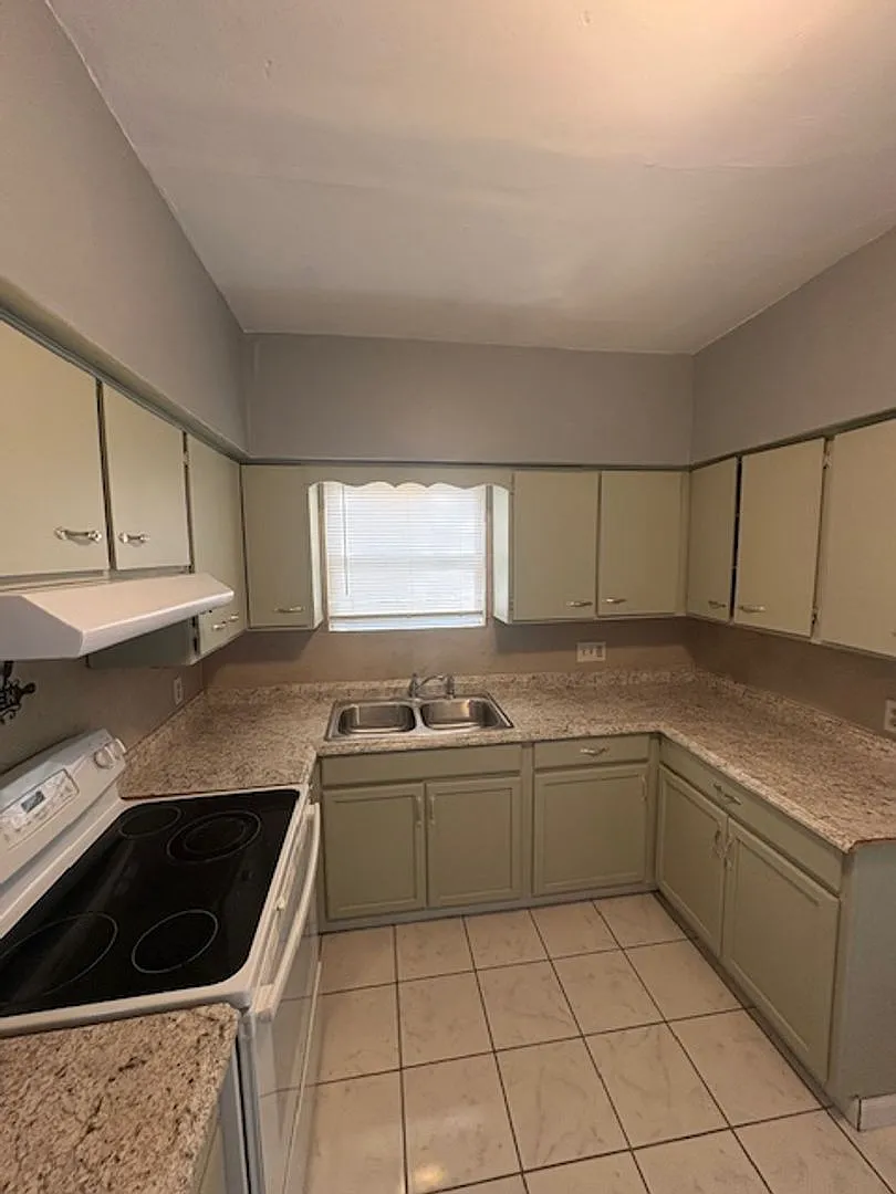 2405 N Sheridan Rd — Photo 4