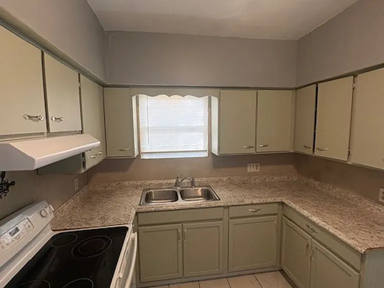 2405 N Sheridan Rd — Photo 4