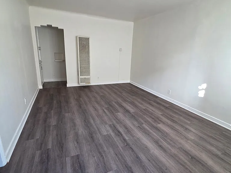 1646 N Harvard Blvd #2 — Photo 2