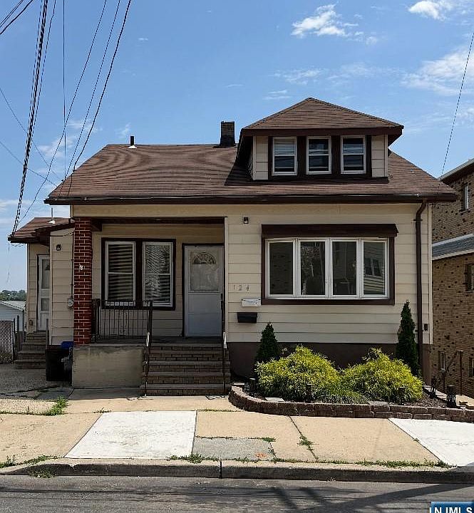 1st image of 124 Farnham Ave