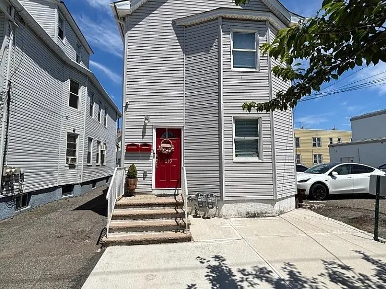 213 Lakeview Ave — Photo 2