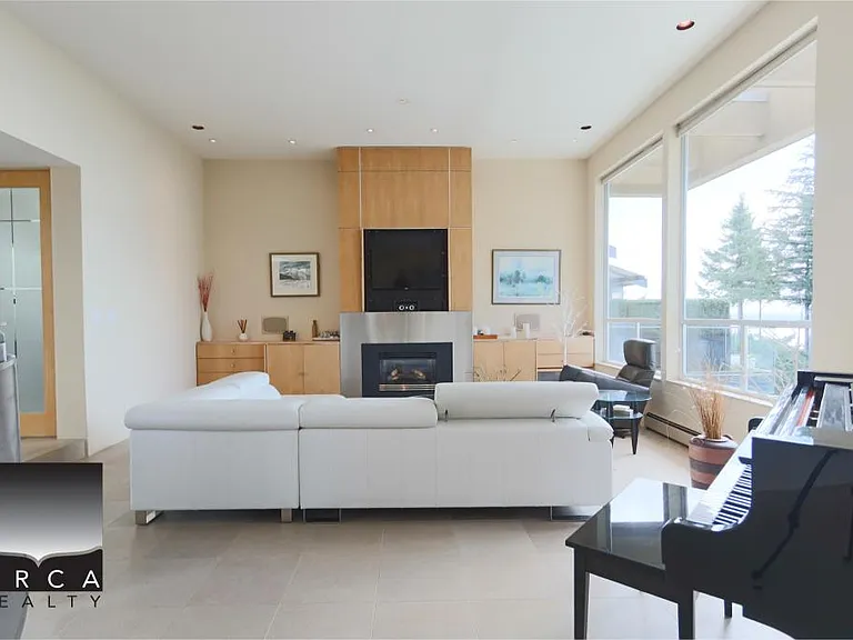 5060 Pinetree Cres — Photo 3
