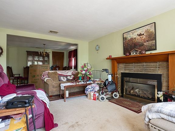 3rd image of 164 Lakeshore Dr