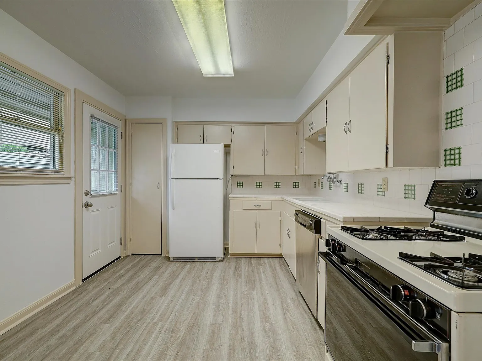 3 bed, 1.0 bath, 1363 sqft, $2,250 — Photo 3