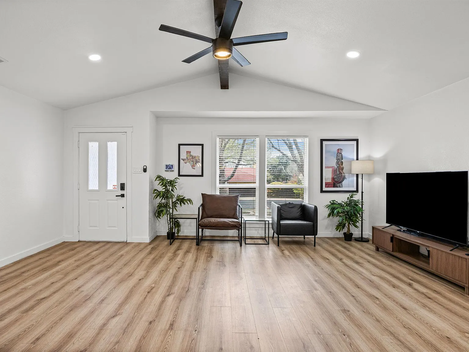 3 bed, 2.0 bath, 1396 sqft, $2,495 — Photo 4