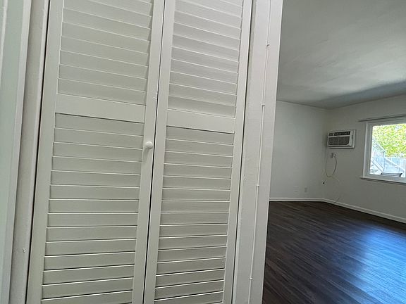 3rd image of 6206-1 Hazeltine Ave #4