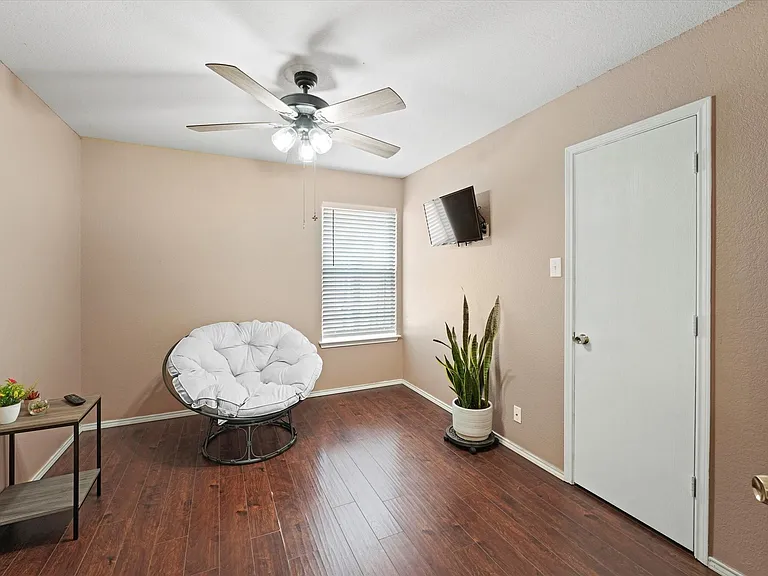 4702 Grovetree Ln — Photo 11