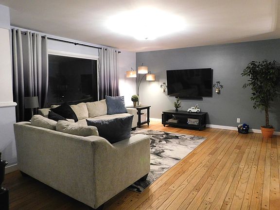 4th image of 1010 Harmony Dr