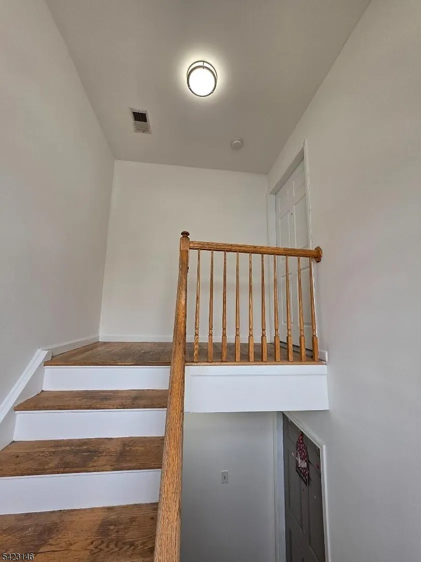 Building Photo - 290 Sussex Ave #2