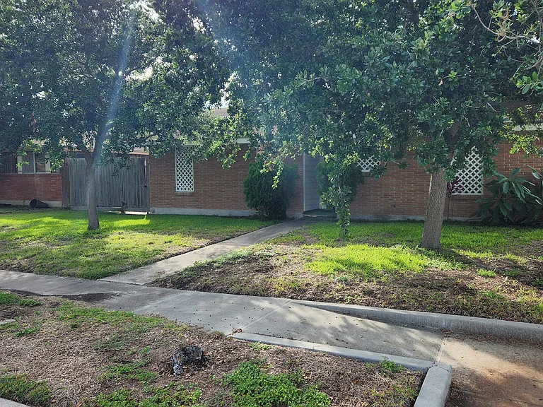 1650 Pinewood Dr — Photo 2