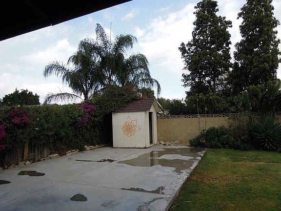 Cement area for play and a play house or extra storgage area