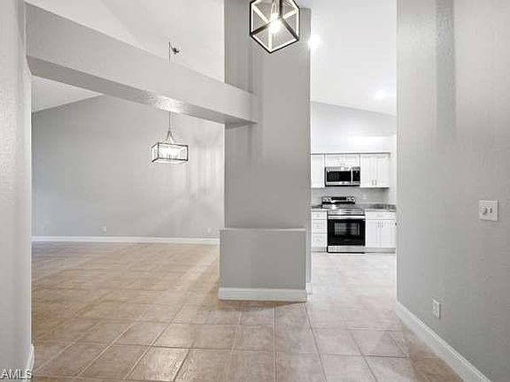 3rd image of 1660 Royal CIR