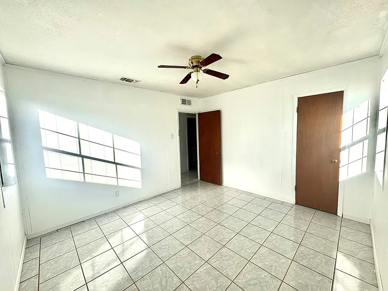 1044 Washington St — Photo 4