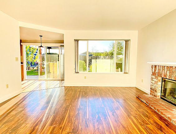 3rd image of 239 Foulkstone Way