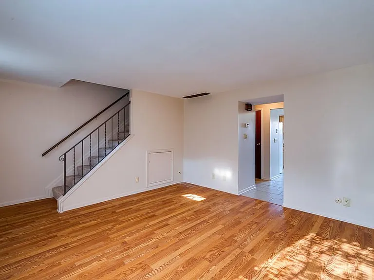 1123 Charleston Ct — Photo 21