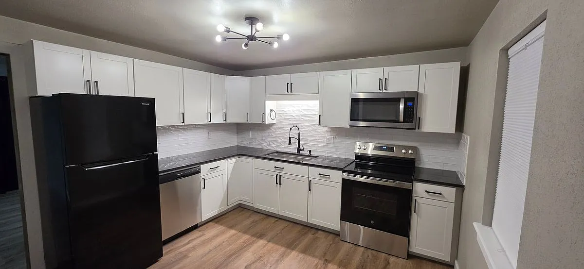 3 bed, 2.0 bath, 932 sqft, $1,600 — Photo 2