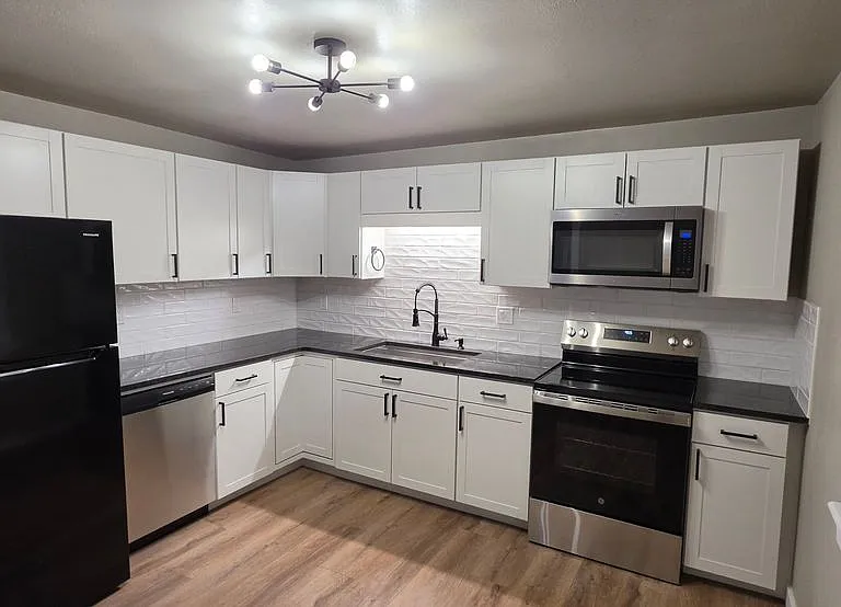615 W 1st St — Photo 2