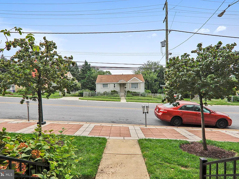 11034 Amherst Ave — Photo 8