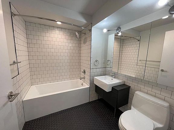 4th image of 504 Myrtle Ave #8S