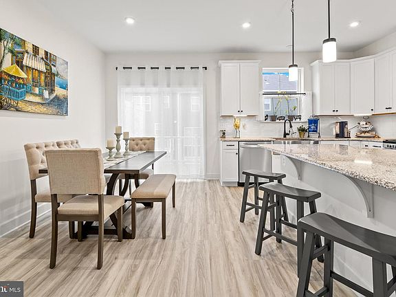 3rd image of 1620 Aster Ln