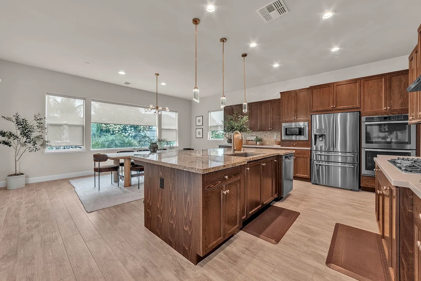 4 bed, 4.5 bath, 4200 sqft, $4,995 — Photo 4