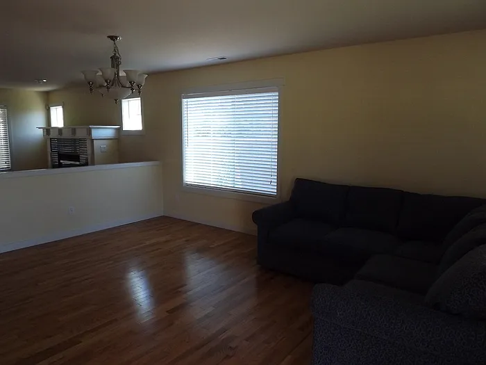 3 bed, 2.5 bath, 2468 sqft, $3,200 — Photo 3