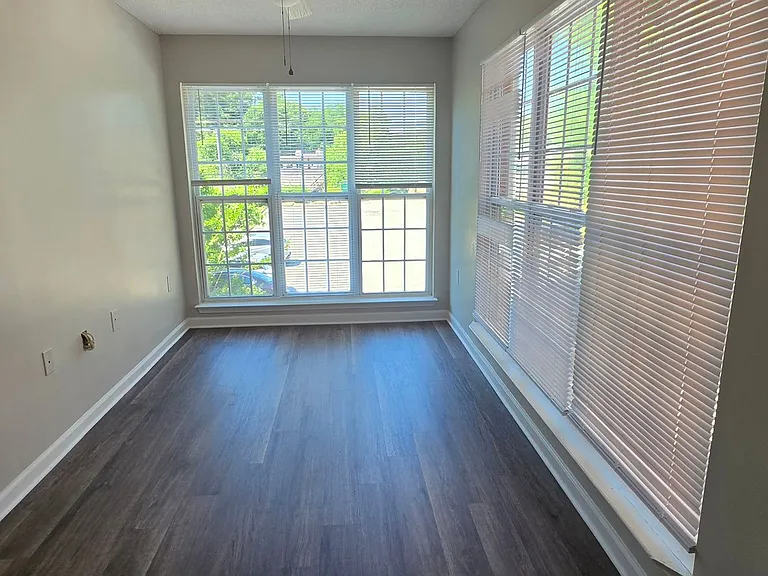 906 Howard St — Photo 12