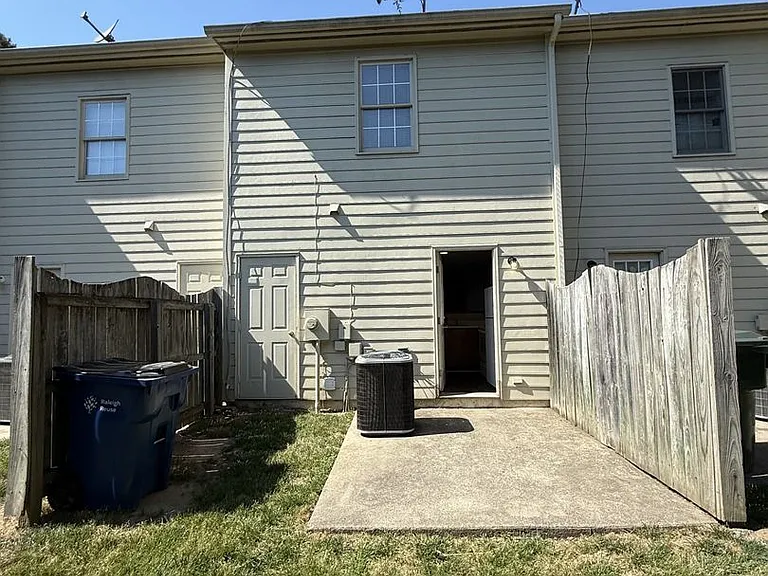 2905 Faversham Pl — Photo 2