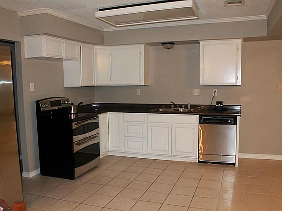  Spacious kitchen! Stainless steel appliances paired with white cabinets