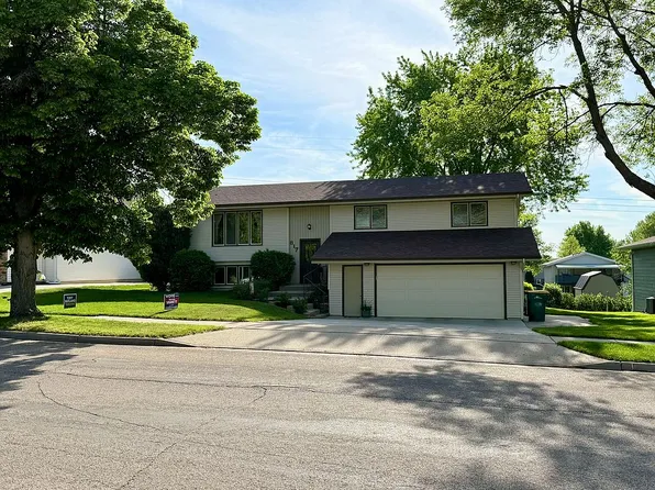 817 N 33rd St, Bismarck, ND 58501