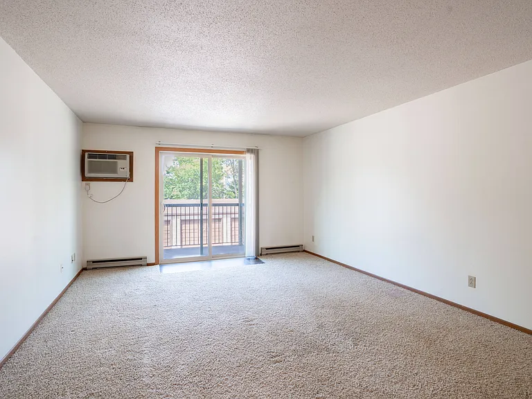 Fargo, ND West Oak Apartments | 11A | Living