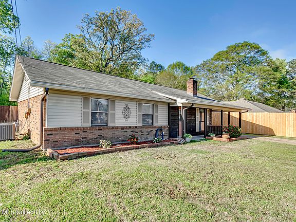 5th image of 357 Scarbrough St