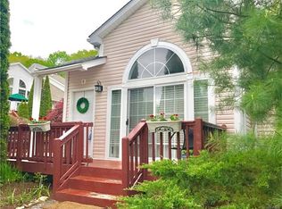 4 Pembrooke Ct, Putnam Valley, NY 10579