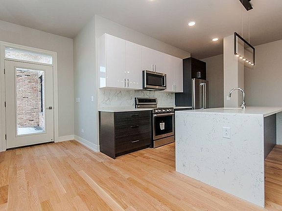 3rd image of 1639 W Grand Ave #301WW