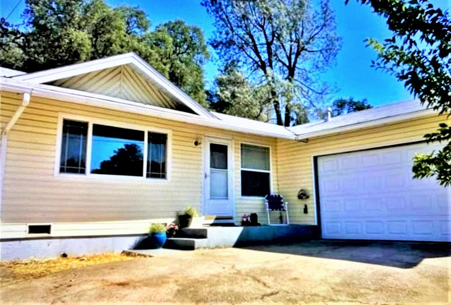 583 Russell Rd photo 1