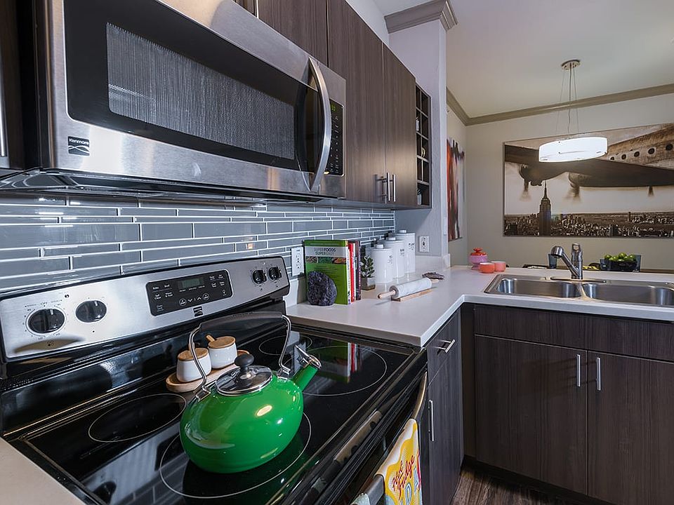 Griffis Lakeline Station Gourmet kitchen with modern appliances