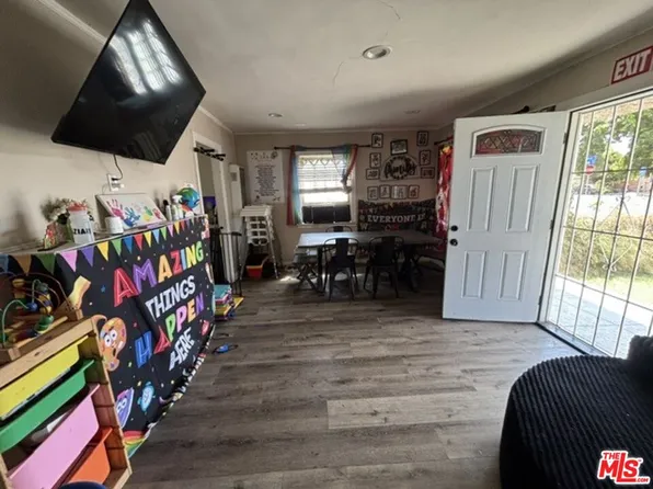 1537 E 84th St, Los Angeles, CA 90001