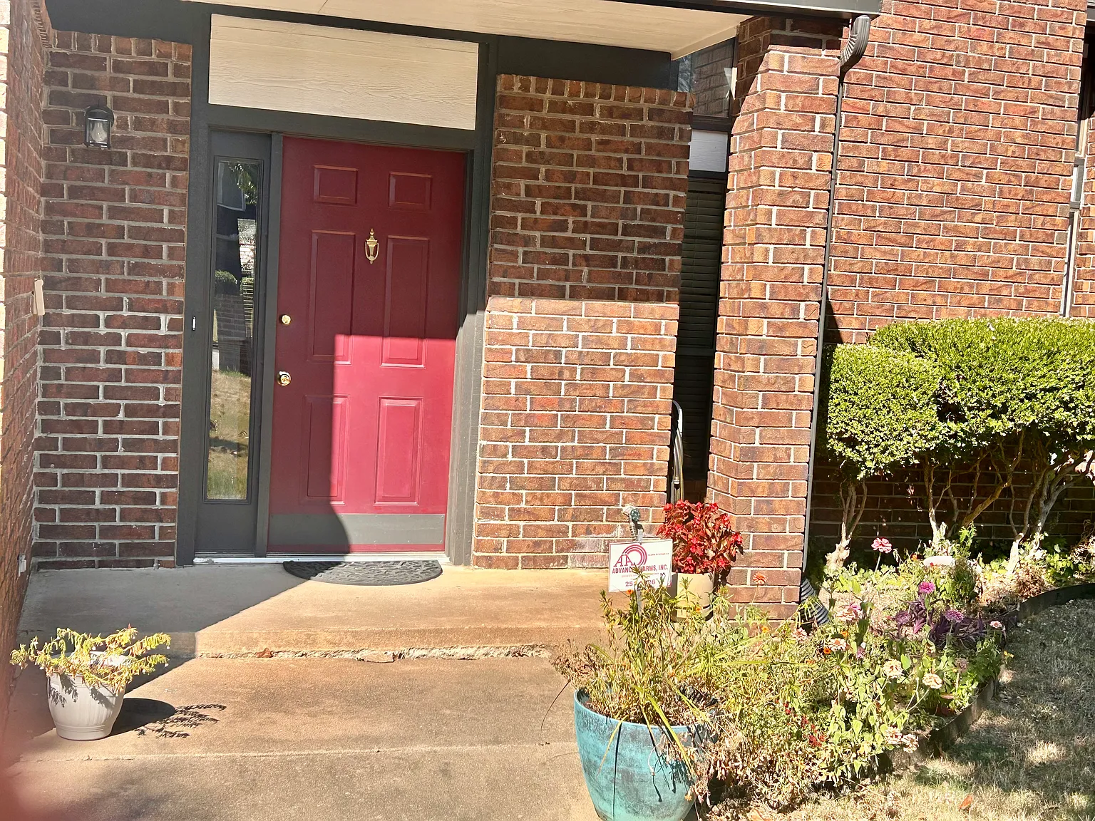 3 bed, 2.5 bath, 2243 sqft, $1,900 — Photo 2