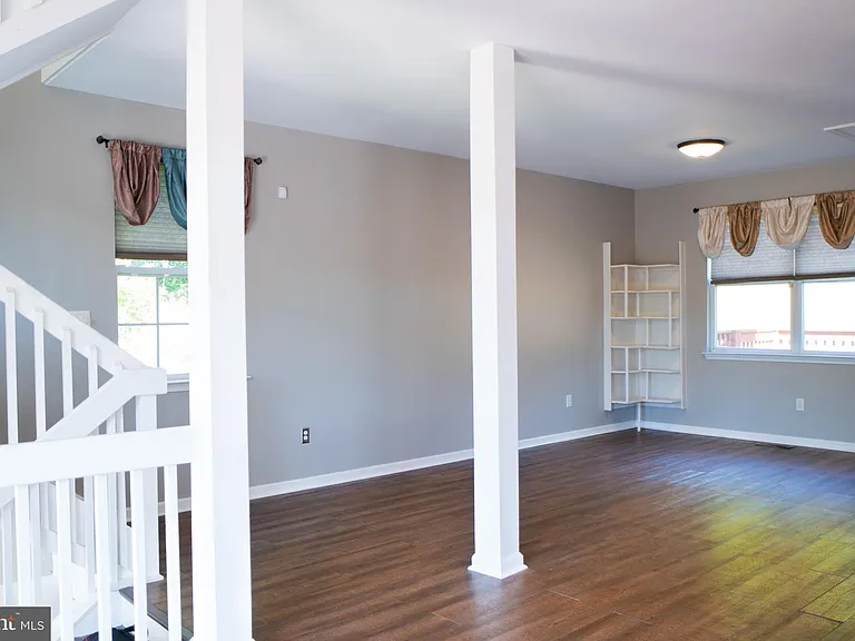 102 Thomas Ln — Photo 13