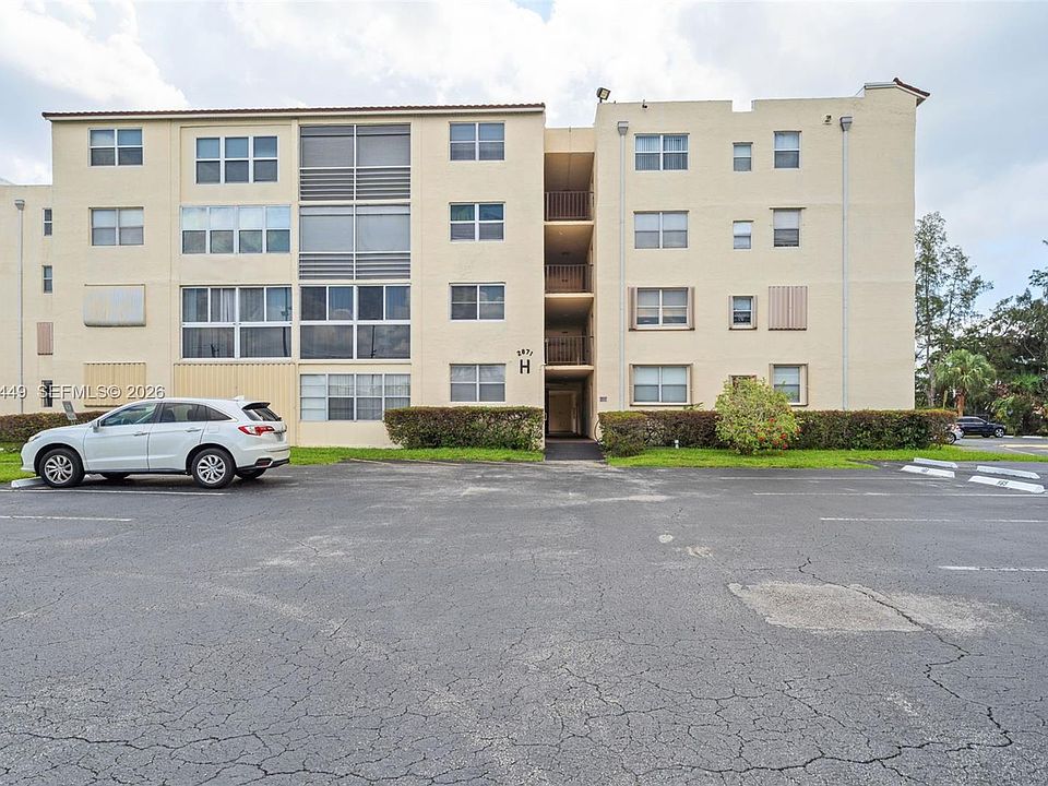 1st image of 2871 Somerset Dr APT 102