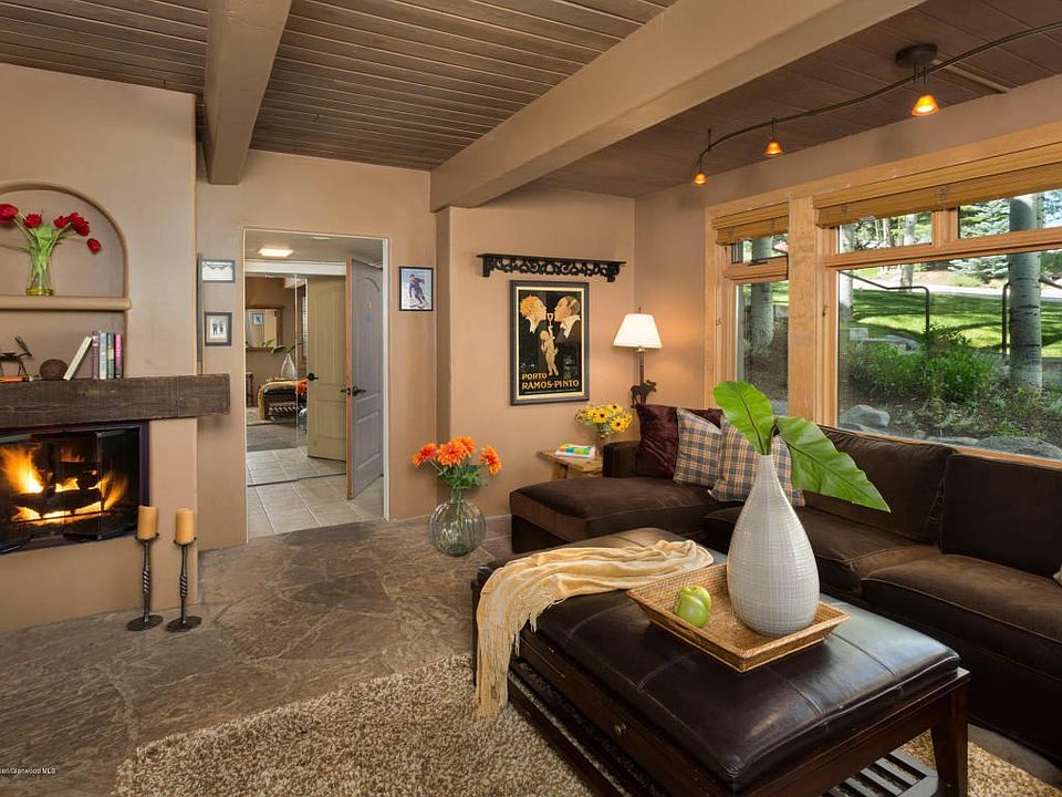 Living Area w/ Gas Fireplace