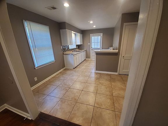 Kitchen/ breakfast nook comb